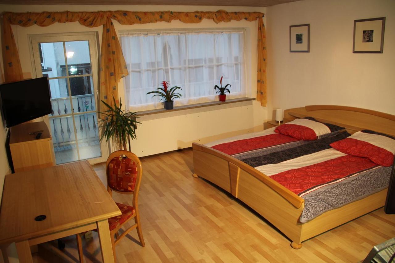 Ferienwohnung Mit 4 Schlafzimmer Fuer 2 Bis 9 Gaeste----Apartment With 4 Bedrooms For 2 To 9 Guests Neurenberg Buitenkant foto