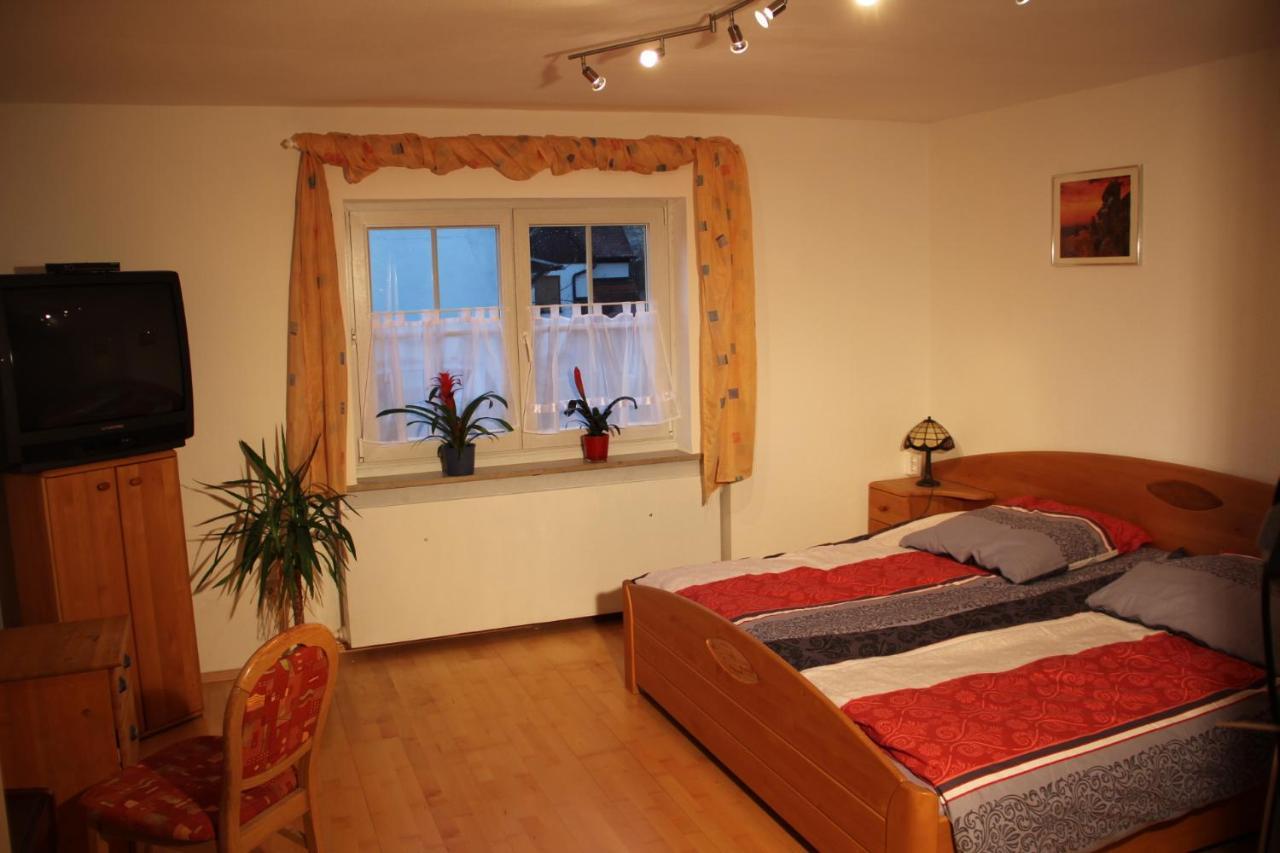 Ferienwohnung Mit 4 Schlafzimmer Fuer 2 Bis 9 Gaeste----Apartment With 4 Bedrooms For 2 To 9 Guests Neurenberg Buitenkant foto