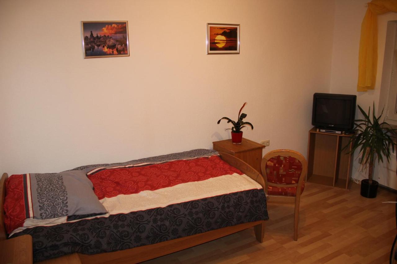 Ferienwohnung Mit 4 Schlafzimmer Fuer 2 Bis 9 Gaeste----Apartment With 4 Bedrooms For 2 To 9 Guests Neurenberg Buitenkant foto